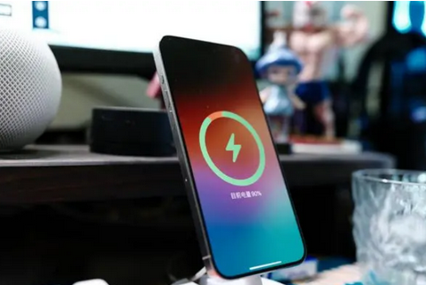秀英苹果15换屏服务分享用什么充电器给iPhone15充电更好 